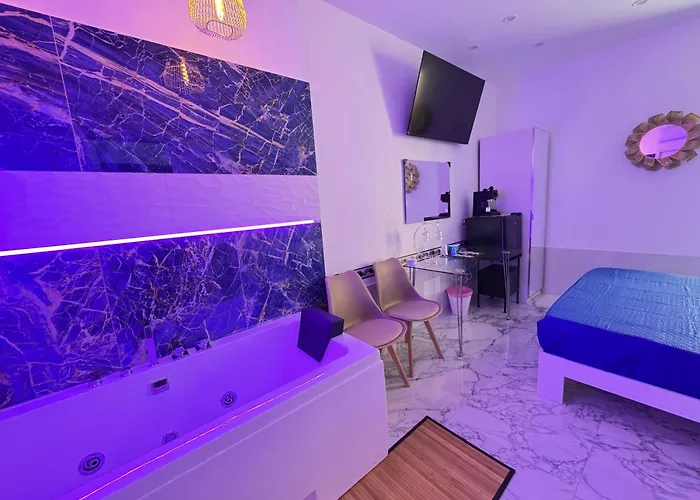 Luxor 2 Jacuzzi And Deluxe Rooms, Piazza Bologna Metro Direct Colosseo,