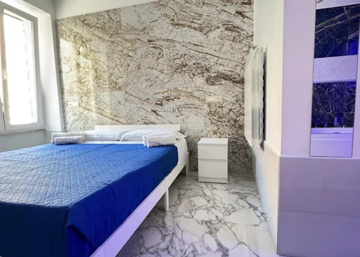 Luxor 2 Jacuzzi And Deluxe Rooms, Piazza Bologna Metro Direct Colosseo, Guest house 4*