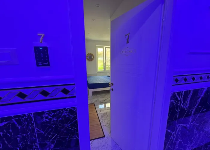 Guest house Luxor 2 Jacuzzi And Deluxe Rooms, Piazza Bologna Metro Direct Colosseo, 4*