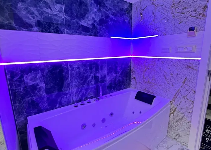 Luxor 2 Jacuzzi And Deluxe Rooms, Piazza Bologna Metro Direct Colosseo, 4*