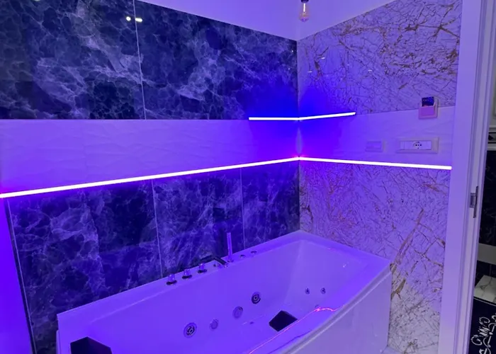 Luxor 2 Jacuzzi And Deluxe Rooms, Piazza Bologna Metro Direct Colosseo, Guest house 4*