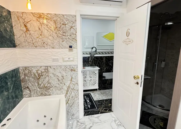 Guest house Luxor 2 Jacuzzi And Deluxe Rooms, Piazza Bologna Metro Direct Colosseo,
