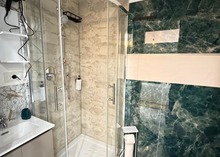Luxor 2 Jacuzzi And Deluxe Rooms, Piazza Bologna Metro Direct Colosseo, Rome