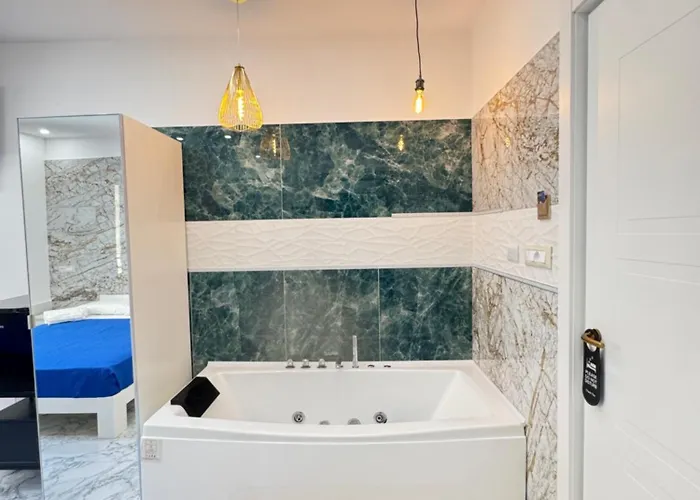 Luxor 2 Jacuzzi And Deluxe Rooms, Piazza Bologna Metro Direct Colosseo,