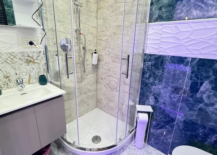Luxor 2 Jacuzzi And Deluxe Rooms, Piazza Bologna Metro Direct Colosseo, Guest house Rome