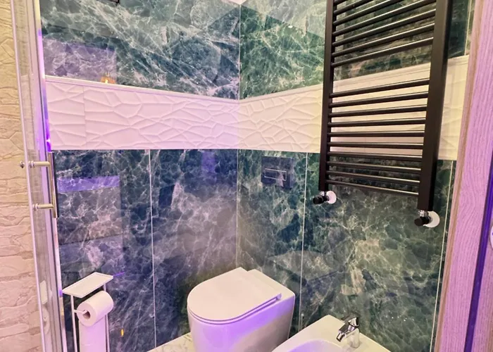 Luxor 2 Jacuzzi And Deluxe Rooms, Piazza Bologna Metro Direct Colosseo, Guest house 4*