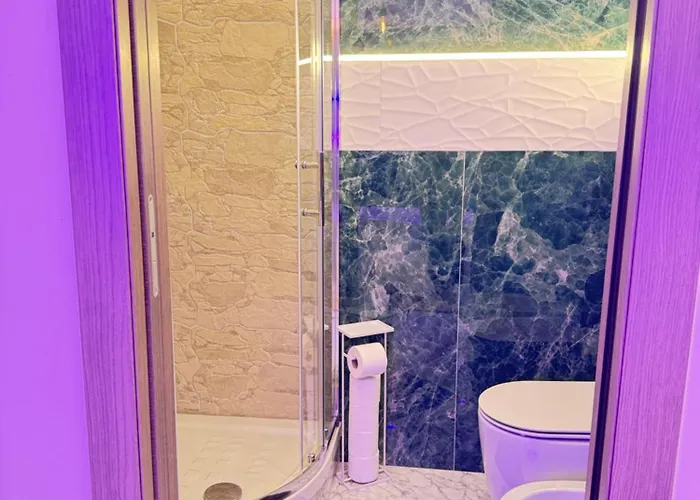 Luxor 2 Jacuzzi And Deluxe Rooms, Piazza Bologna Metro Direct Colosseo, Rome