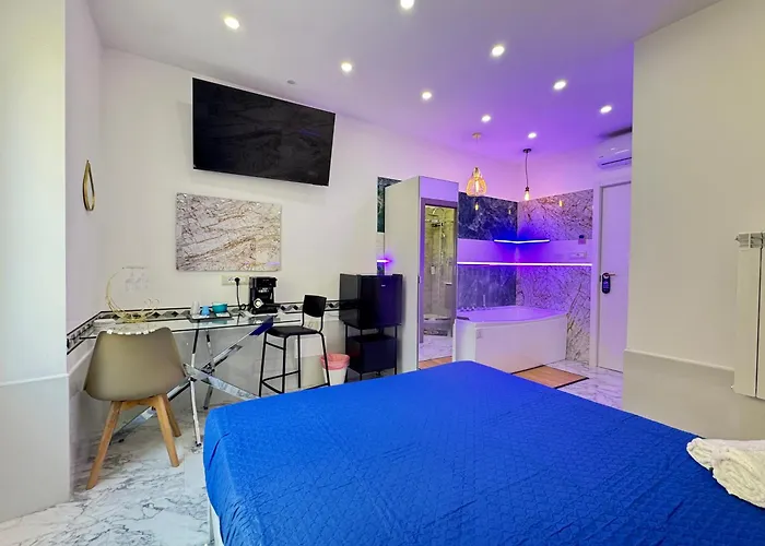 Luxor 2 Jacuzzi And Deluxe Rooms, Piazza Bologna Metro Direct Colosseo, Rome
