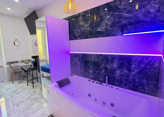 Luxor 2 Jacuzzi And Deluxe Rooms, Piazza Bologna Metro Direct Colosseo, Rome