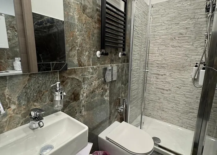 Luxor 2 Jacuzzi And Deluxe Rooms, Piazza Bologna Metro Direct Colosseo, Guest house Rome