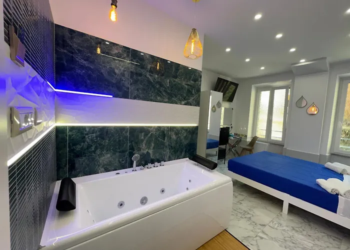 Luxor 2 Jacuzzi And Deluxe Rooms, Piazza Bologna Metro Direct Colosseo, Rome