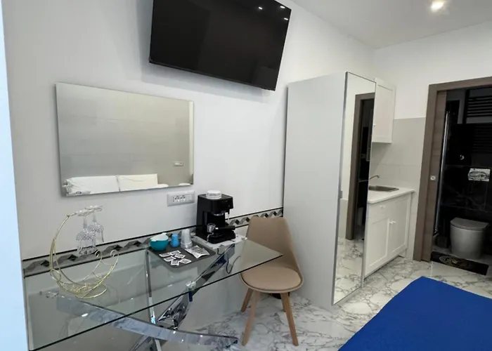 Luxor 2 Jacuzzi And Deluxe Rooms, Piazza Bologna Metro Direct Colosseo, Guest house 4*
