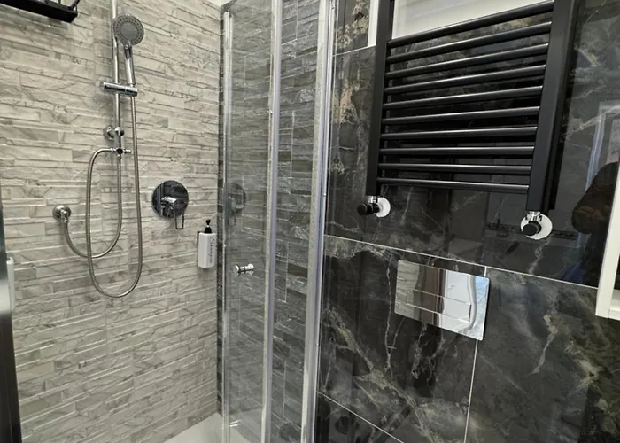 Luxor 2 Jacuzzi And Deluxe Rooms, Piazza Bologna Metro Direct Colosseo, Guest house