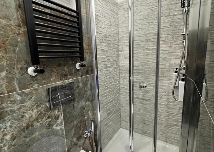 Luxor 2 Jacuzzi And Deluxe Rooms, Piazza Bologna Metro Direct Colosseo, Guest house