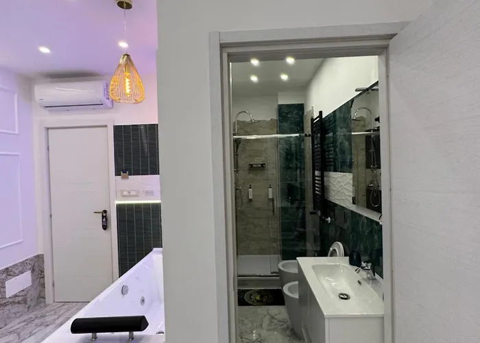 Luxor 2 Jacuzzi And Deluxe Rooms, Piazza Bologna Metro Direct Colosseo, 4* Rome