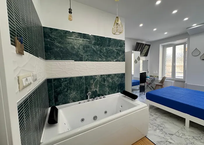 Luxor 2 Jacuzzi And Deluxe Rooms, Piazza Bologna Metro Direct Colosseo, Guest house 4*
