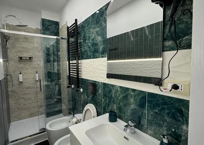 Luxor 2 Jacuzzi And Deluxe Rooms, Piazza Bologna Metro Direct Colosseo, Guest house