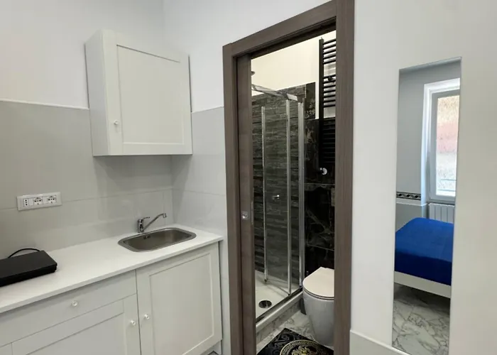 Guest house Luxor 2 Jacuzzi And Deluxe Rooms, Piazza Bologna Metro Direct Colosseo, 4*
