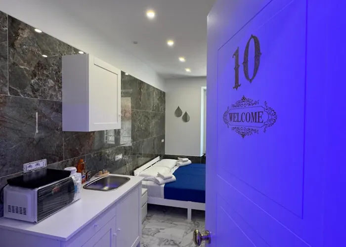 Guest house Luxor 2 Jacuzzi And Deluxe Rooms, Piazza Bologna Metro Direct Colosseo, 4*