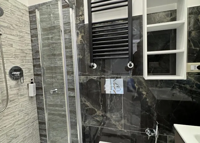 Luxor 2 Jacuzzi And Deluxe Rooms, Piazza Bologna Metro Direct Colosseo, Guest house Rome