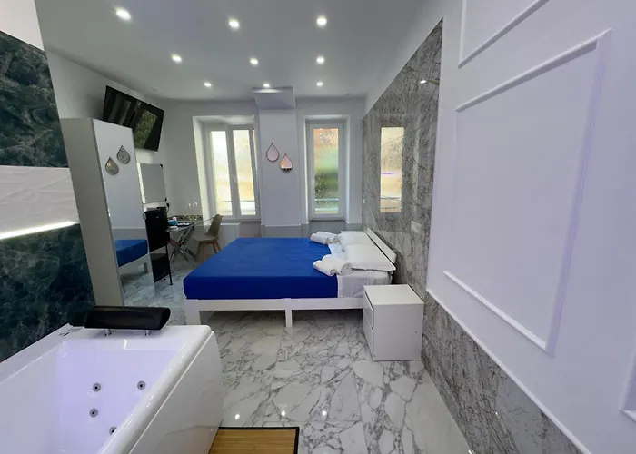 Luxor 2 Jacuzzi And Deluxe Rooms, Piazza Bologna Metro Direct Colosseo, Guest house 4*