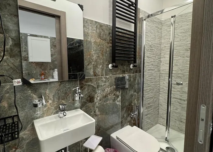 Guest house Luxor 2 Jacuzzi And Deluxe Rooms, Piazza Bologna Metro Direct Colosseo, Rome