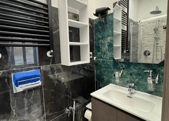 Luxor 2 Jacuzzi And Deluxe Rooms, Piazza Bologna Metro Direct Colosseo, Guest house Rome