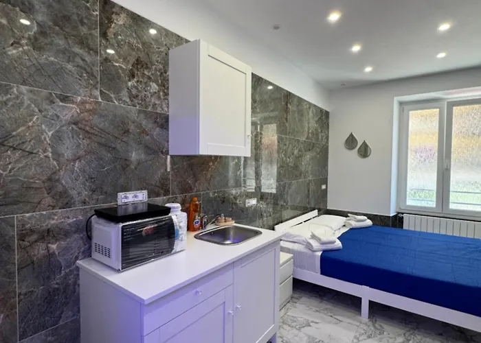 Luxor 2 Jacuzzi And Deluxe Rooms, Piazza Bologna Metro Direct Colosseo, Guest house 4*