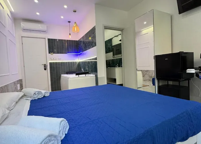 Luxor 2 Jacuzzi And Deluxe Rooms, Piazza Bologna Metro Direct Colosseo, Guest house