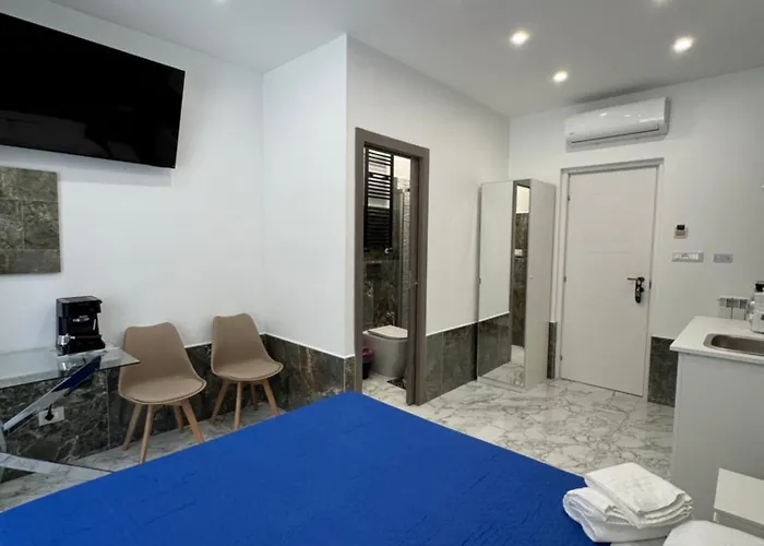 Luxor 2 Jacuzzi And Deluxe Rooms, Piazza Bologna Metro Direct Colosseo, Rome